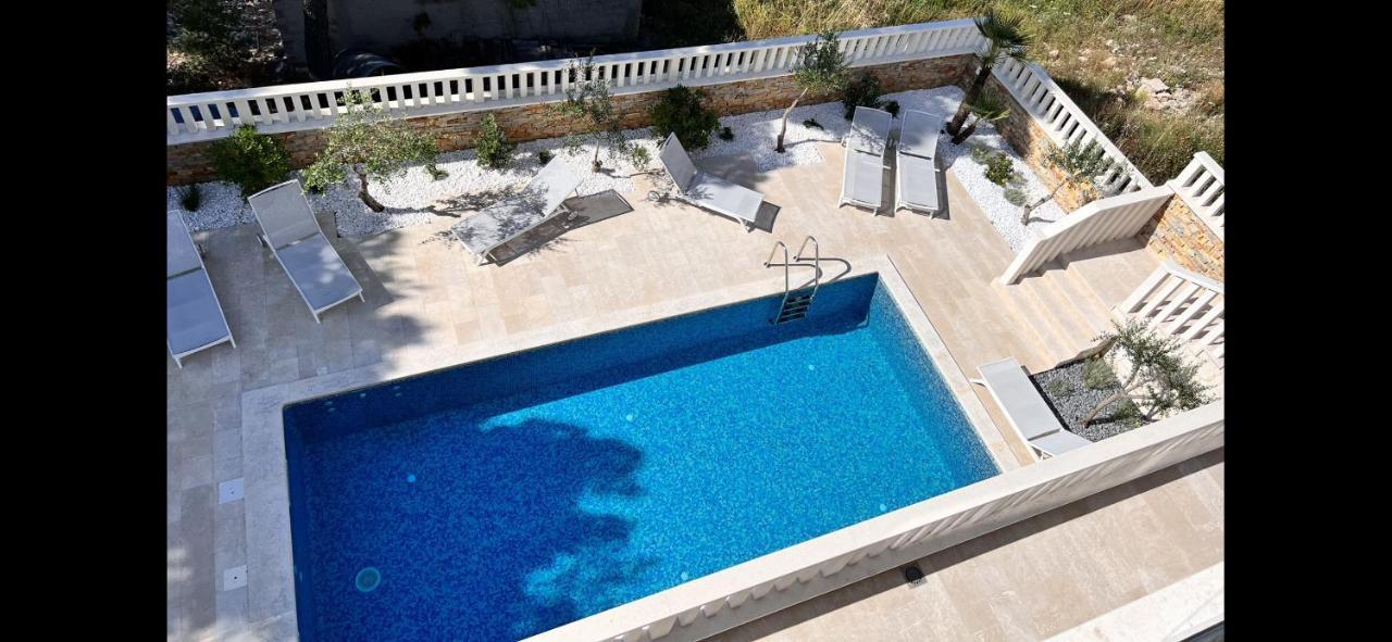 Luxury Beachfront Villa Carlisa Чіово Екстер'єр фото